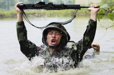 Безумные тренировки китайских солдат. Фото