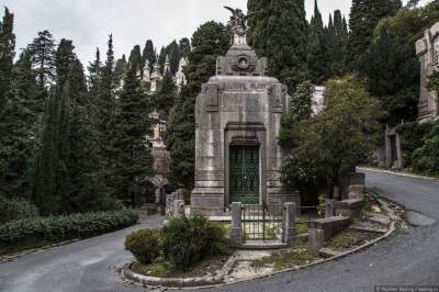 Виртуальная экскурсия по самому известному кладбищу Европы. Фото