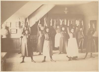 Уроки физкультуры в далеком 1890 году. Фото