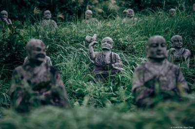 Японская деревня множества статуй. Фото