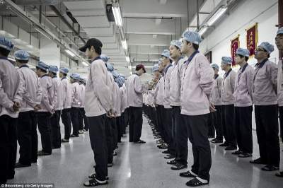 Фотограф показал, как работает завод по сборке iPhone. Фото