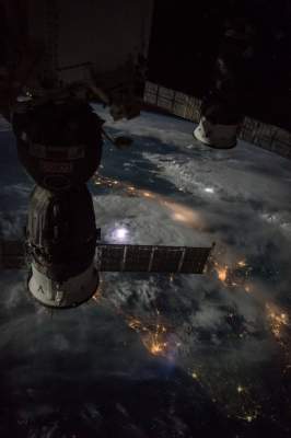 NASA показало завораживающие снимки ночной жизни Земли