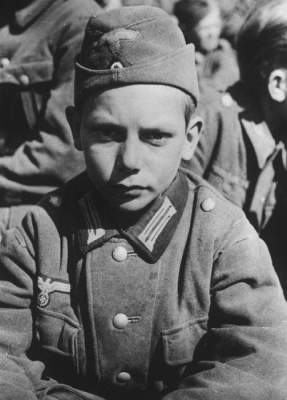 Пронзительные снимки детей, вовлеченных в кровопролитные войны. Фото 