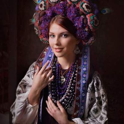 Очаровательные украинки показали красоту народных головных уборов. Фото