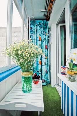 Этот миниатюрный балкон радует летним настроением даже зимой. Фото