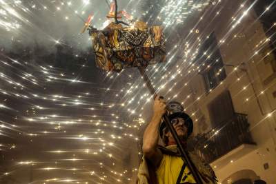 Яркие снимки огненного фестиваля в Испании. Фото
