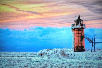 Холодная красота заледеневших маяков. Фото