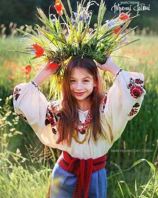 Очаровательные украинки показали красоту народных головных уборов. Фото