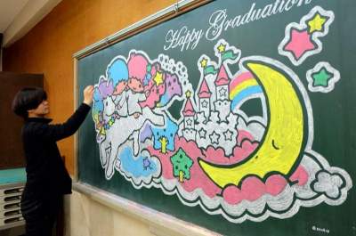 Талантливый учитель создает невероятные картины прямо на школьной доске. Фото