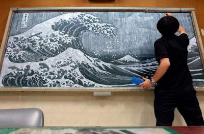 Талантливый учитель создает невероятные картины прямо на школьной доске. Фото