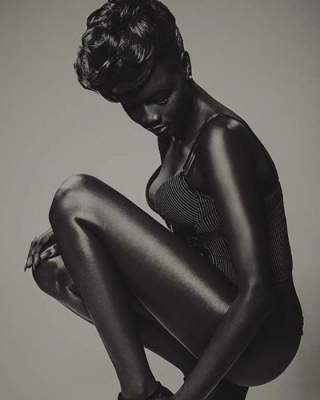 "Меланиновая богиня": модель с самой темной в мире кожей. Фото
