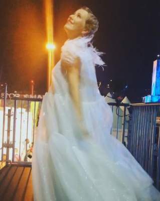 Ксения Собчак поразила элегантностью в белом стильном платье