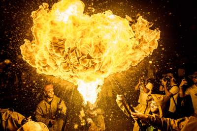 Яркие снимки огненного фестиваля в Испании. Фото