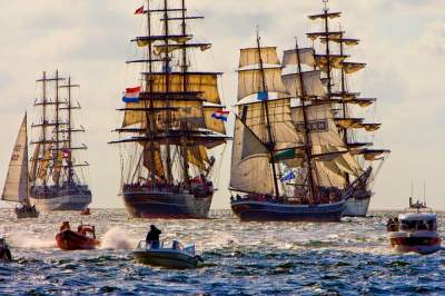 Зрелищный парад судов в Амстердаме. Фото