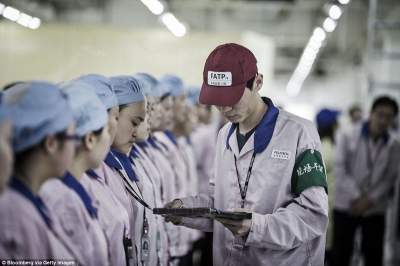 Фотограф показал, как работает завод по сборке iPhone. Фото