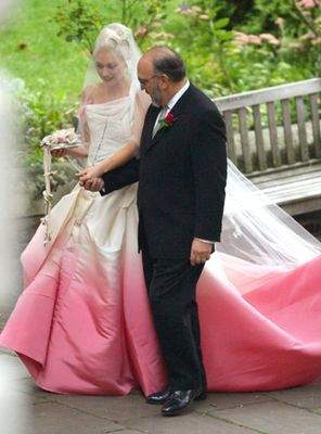 Необычные свадебные платья с цветным подолом. Фото
