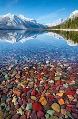 Цветные камушки американского озера Макдональд. Фото