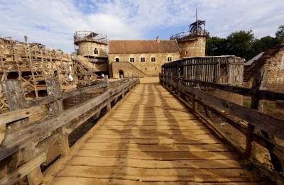 Во Франции строится замок по средневековым технологиям. Фото