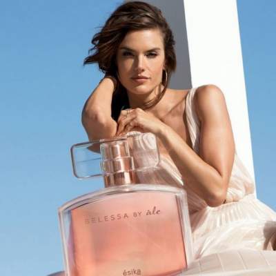 Алессандра Амбросио соблазняет откровенным декольте в рекламе своего парфюма