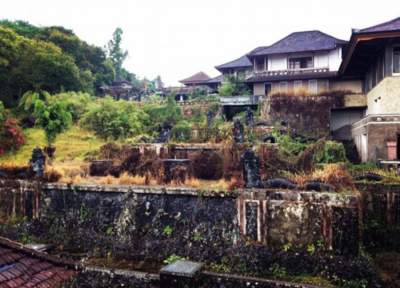 Загадка заброшенного отеля Бедугул Таман на Бали. Фото