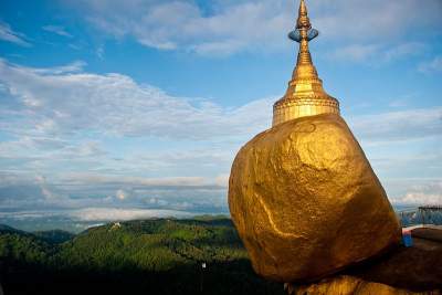 Эта буддистская святыня «не знакома» с законом всемирного тяготения. Фото