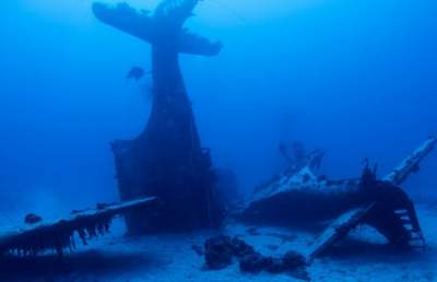Уникальное подводное кладбище самолетов времен Второй Мировой. Фото