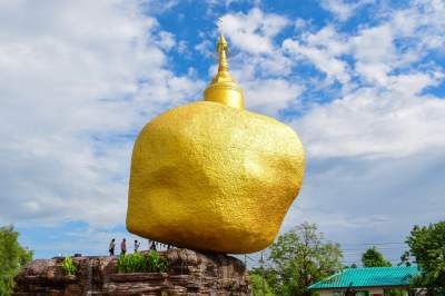 Эта буддистская святыня «не знакома» с законом всемирного тяготения. Фото