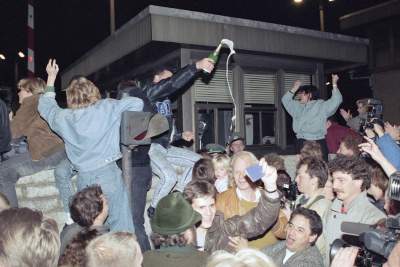 Назад в прошлое: впечатляющие снимки падения Берлинской стены. Фото