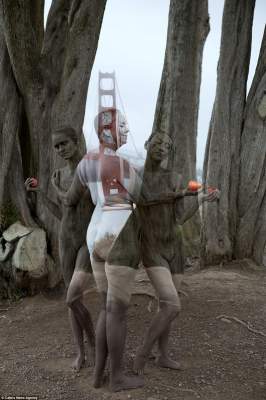 Художница с помощью боди-арта превращает людей в «невидимок». Фото