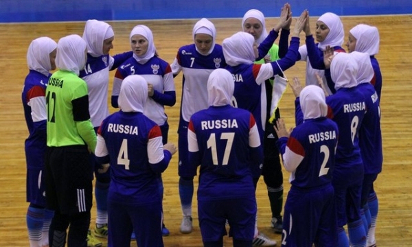 Женская сборная по футболу сыграла матч в хиджабах