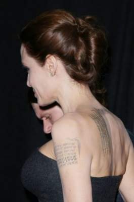 Джоли хочет избавиться от татуировок, связанных с Питтом