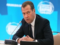 Медведев допустил выход российской экономики в рост в следующем году