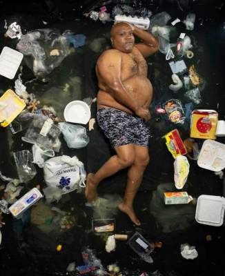 Фотограф показал, сколько мусора выбрасывают люди за неделю. Фото