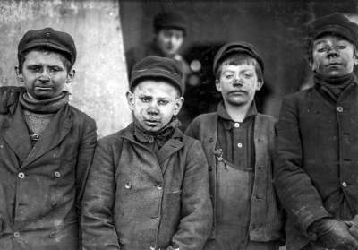 Непосильный труд детей-шахтеров в начале ХХ века. Фото
