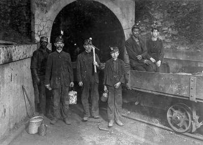 Непосильный труд детей-шахтеров в начале ХХ века. Фото