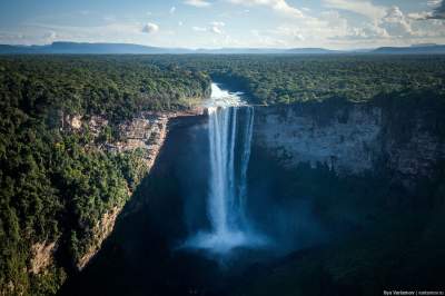 Кайетур: один из самых высоких и мощных водопадов. Фото