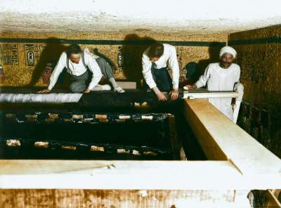 Снимки, сделанные во время открытия самой известной в мире гробницы. Фото