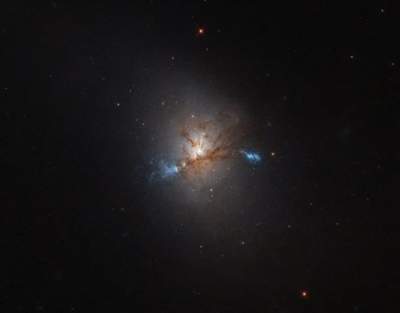 Астрономы показали впечатляющий снимок "пожирающей" галактики