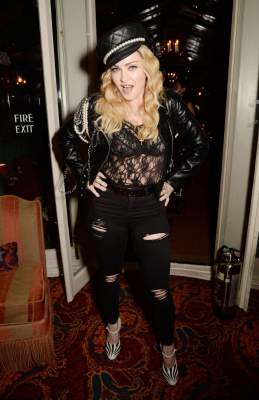 Мадонна в откровенном наряде отличилась на гламурной вечеринке