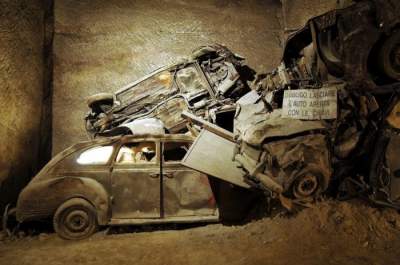 Из обычного туннеля сделали музей старинных автомобилей. Фото