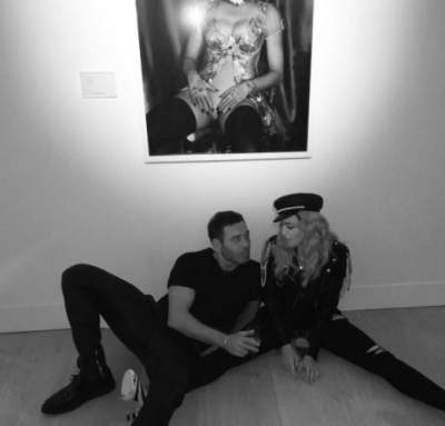 Пьяная на полу: Мадонна шокировала фанатов новой выходкой