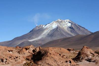 Под вулканом в Андах обнаружили аномальное озеро 