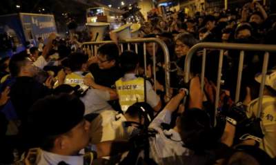 Полиция применила перцовый газ для разгона протестующих в Гонконге