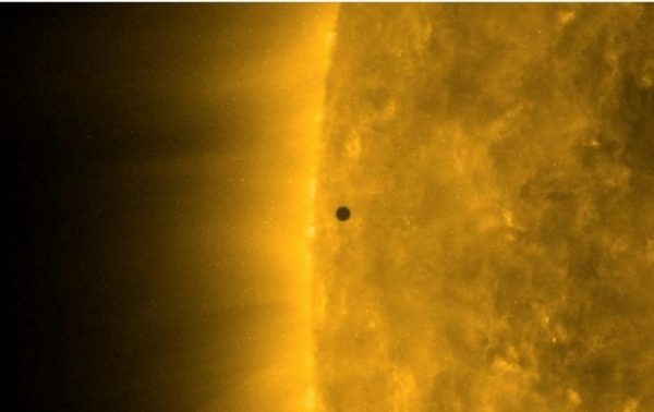 NASA показали транзит Меркурия перед Солнцем